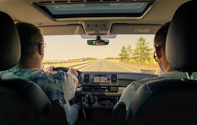 Kierowca z udarem uderzył o rondo. Walkę o życie wygrał dzięki policjantom